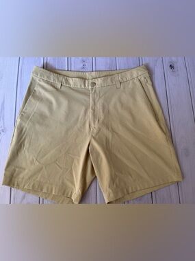 Men’s Lululemon Commission classic fit vent light mesh dew green short. Size 34